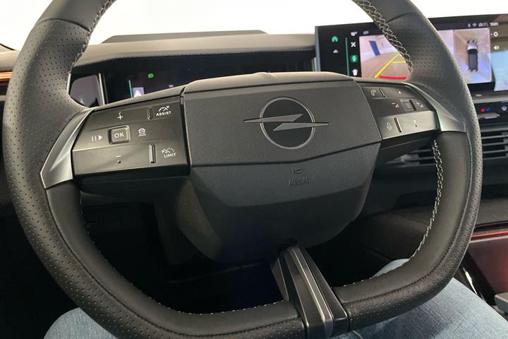 Grå Opel Grandland-e fra 2024