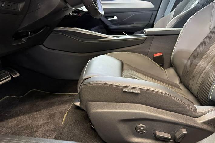Hvid Peugeot e-408 fra 2025