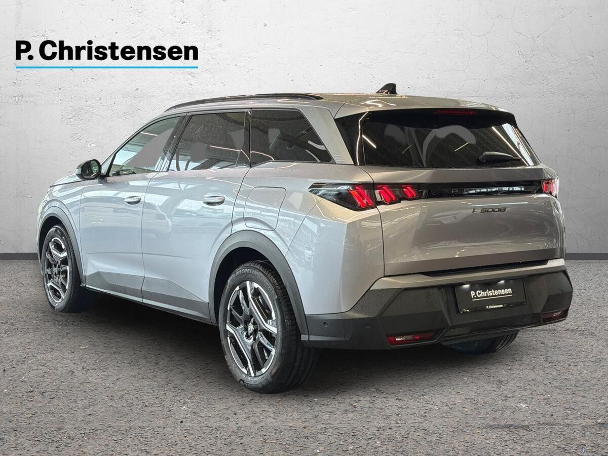 Grå Peugeot e-5008 fra 2025