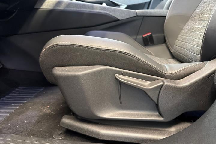 Grå Peugeot e-5008 fra 2025