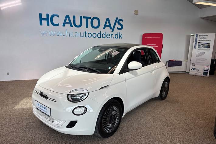 Hvid Fiat 500e fra 2021 set udefra