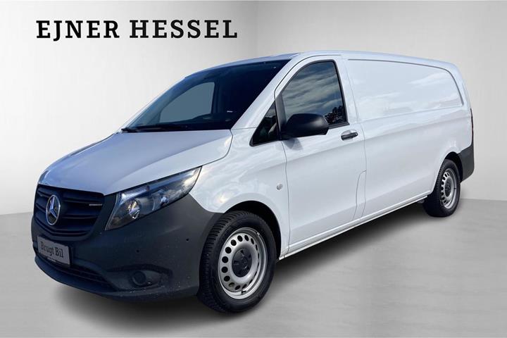Hvid Mercedes Vito 114 fra 2024 set udefra