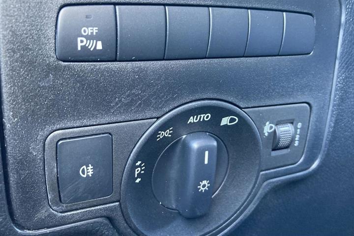 Hvid Mercedes Vito 114 fra 2024
