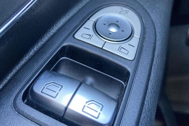 Hvid Mercedes Vito 114 fra 2024