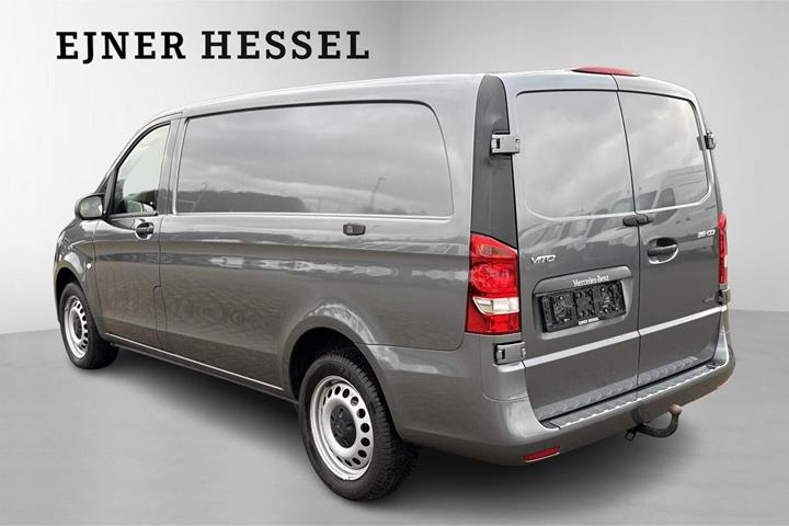 Grå Mercedes Vito 116 fra 2023