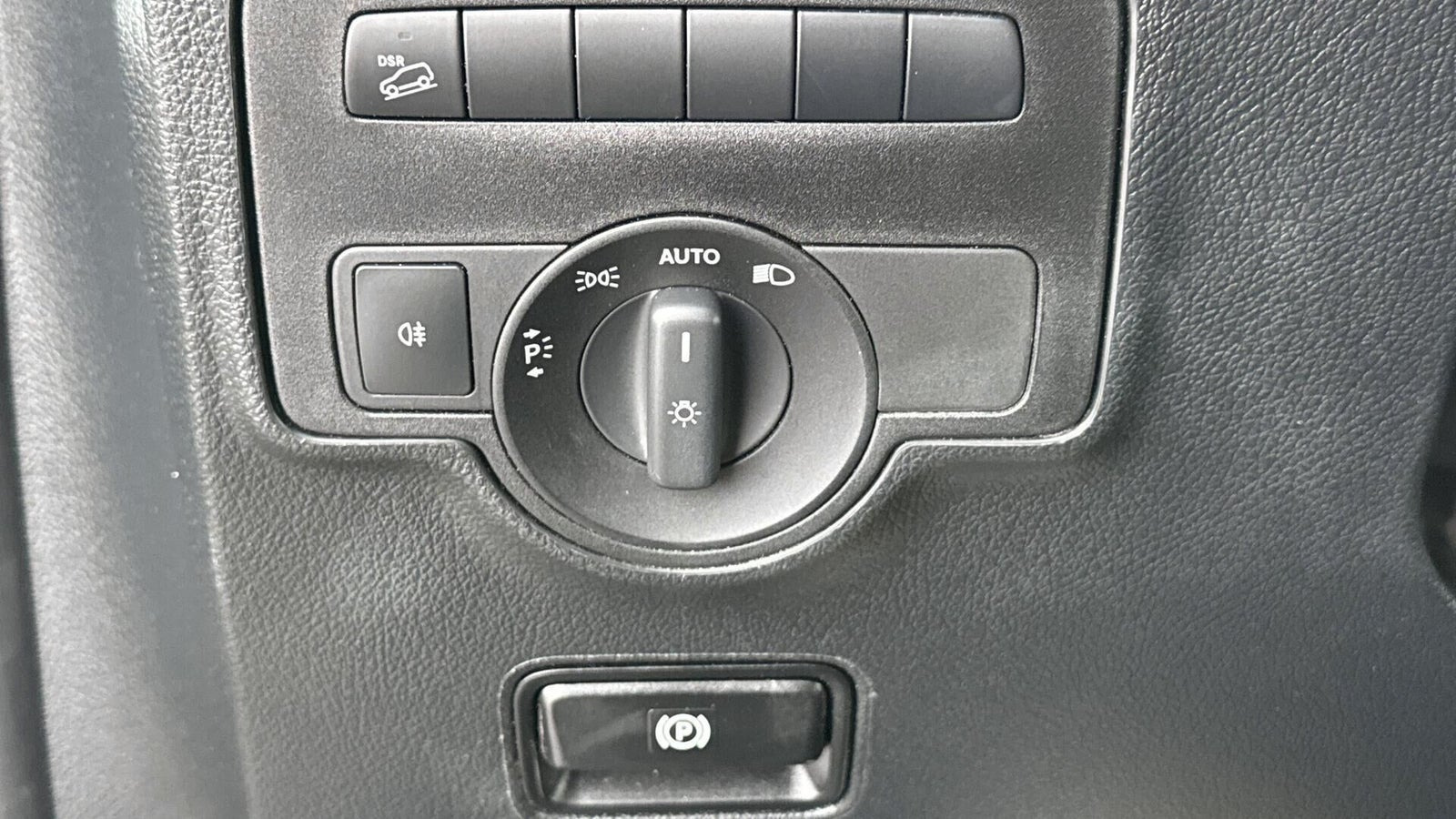 Grå Mercedes Vito 116 fra 2023