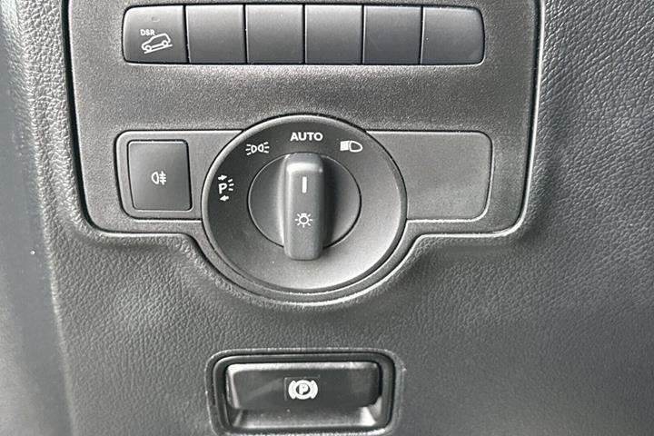 Grå Mercedes Vito 116 fra 2023