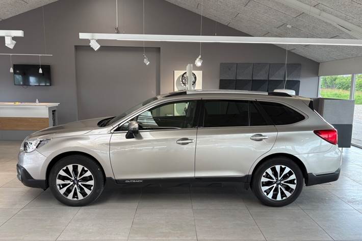 Orange Subaru Outback fra 2017