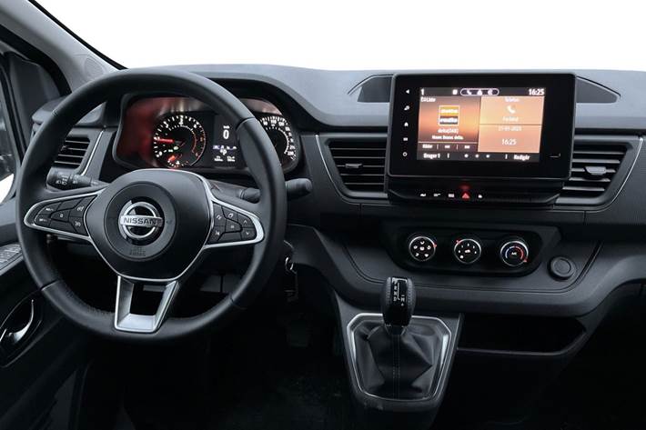 Hvid Nissan Primastar fra 2024