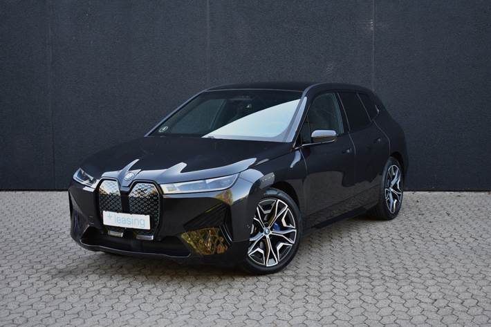 Grå BMW iX fra 2023 set udefra