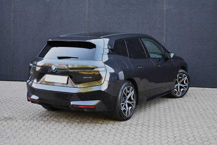 Grå BMW iX fra 2023