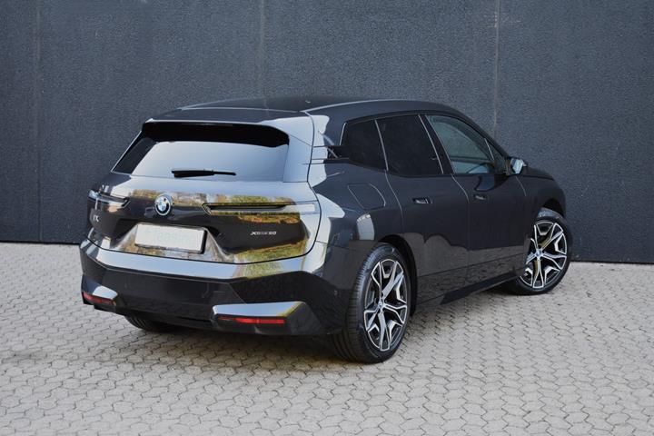 Grå BMW iX fra 2023
