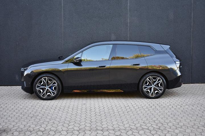 Grå BMW iX fra 2023