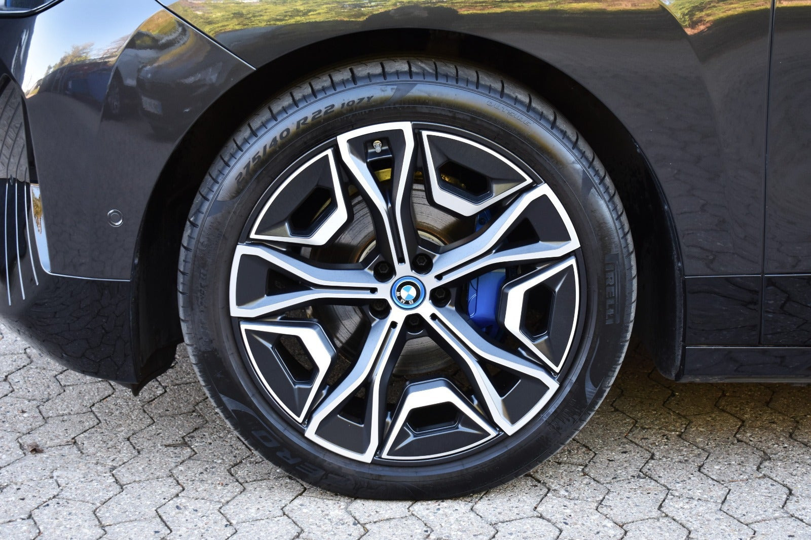 Grå BMW iX fra 2023