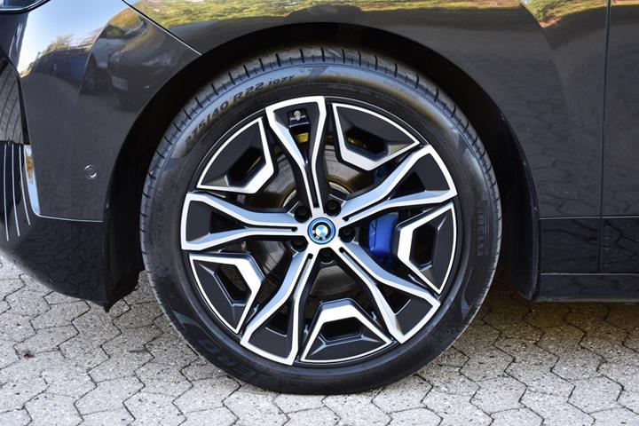 Grå BMW iX fra 2023
