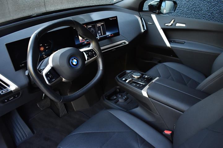 Grå BMW iX fra 2023