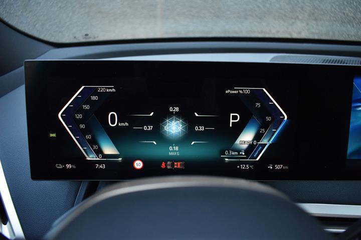 Grå BMW iX fra 2023