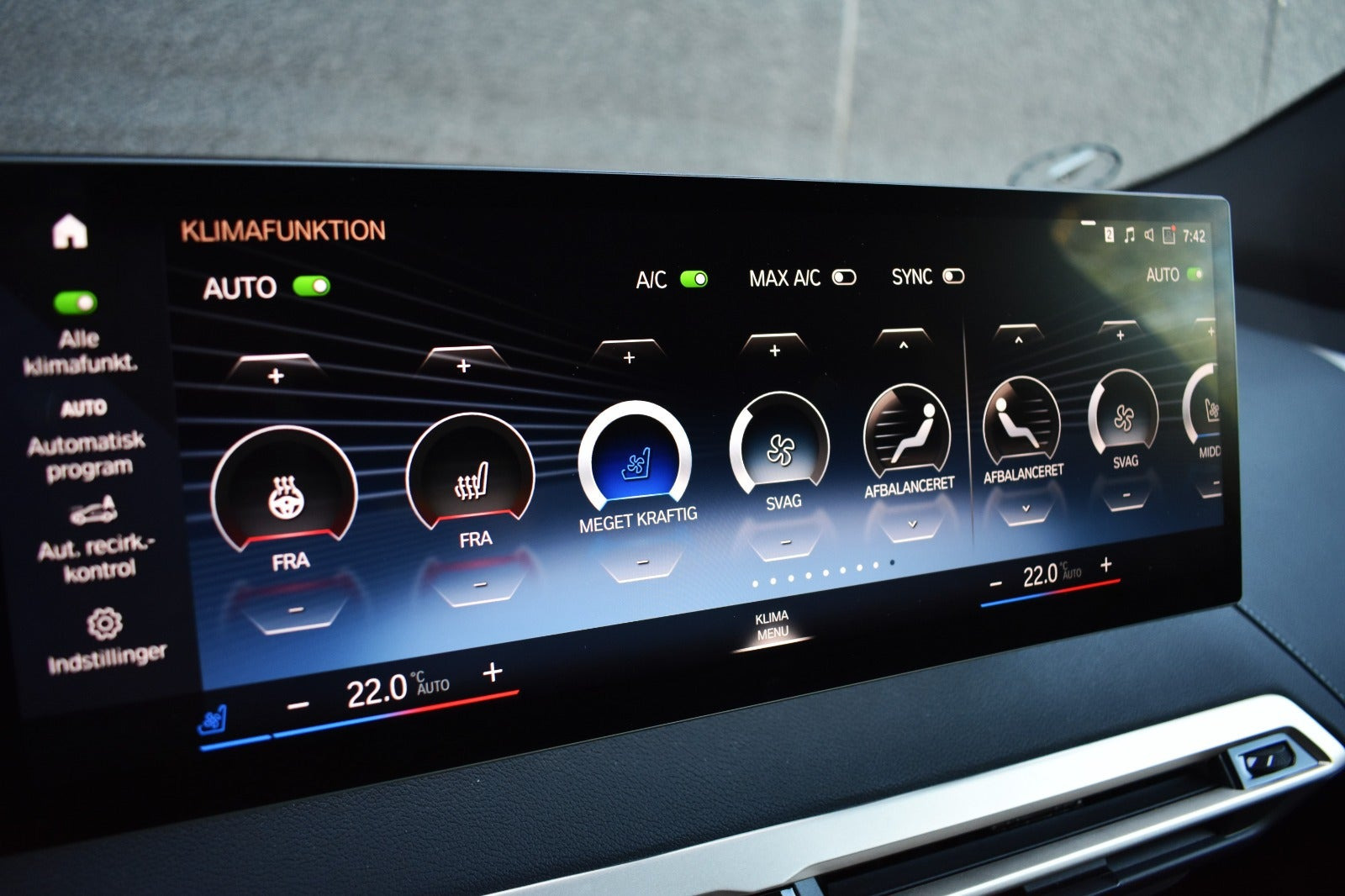 Grå BMW iX fra 2023