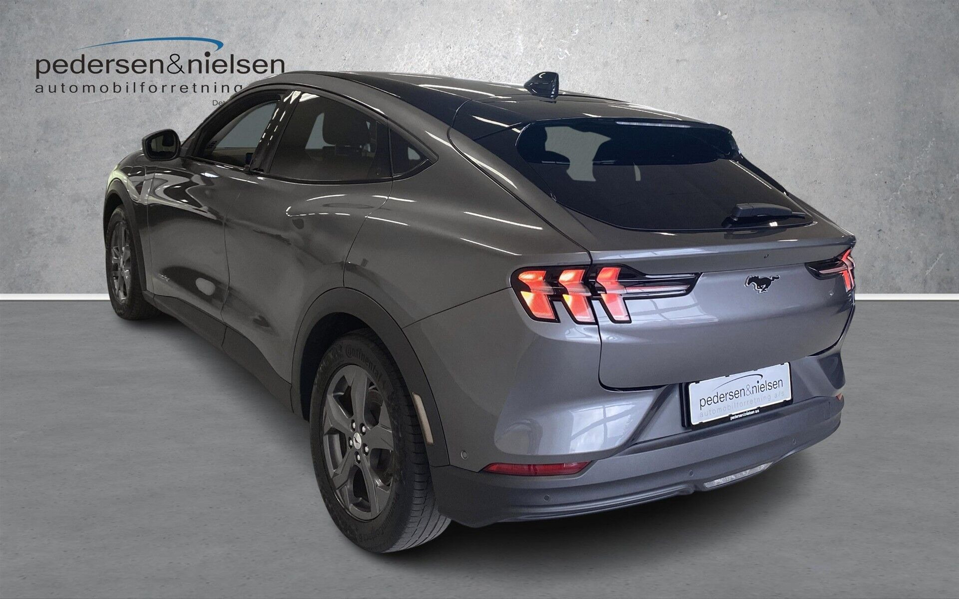 Grå Ford Mustang Mach-E fra 2024