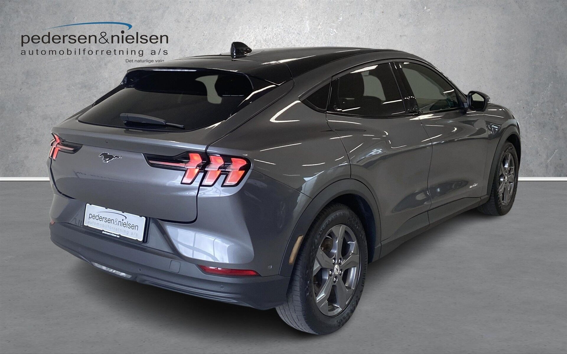 Grå Ford Mustang Mach-E fra 2024