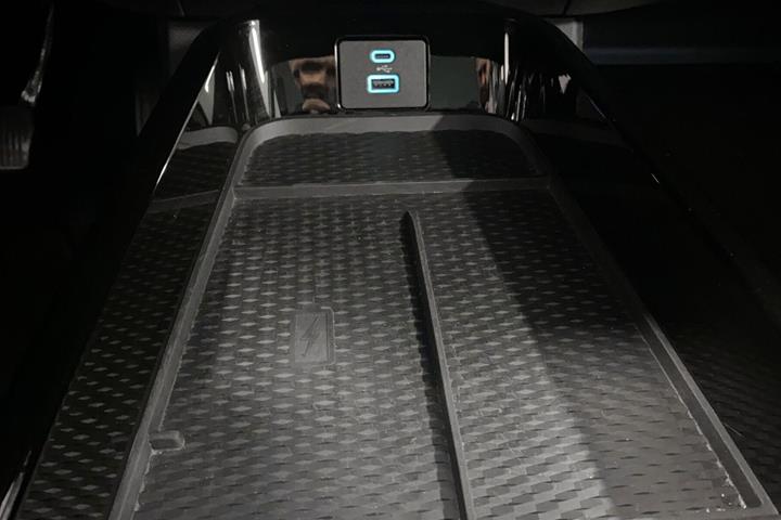 Grå Ford Mustang Mach-E fra 2024