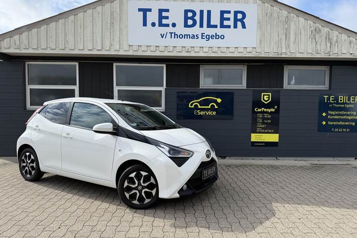 Hvid Toyota Aygo fra 2020 set udefra
