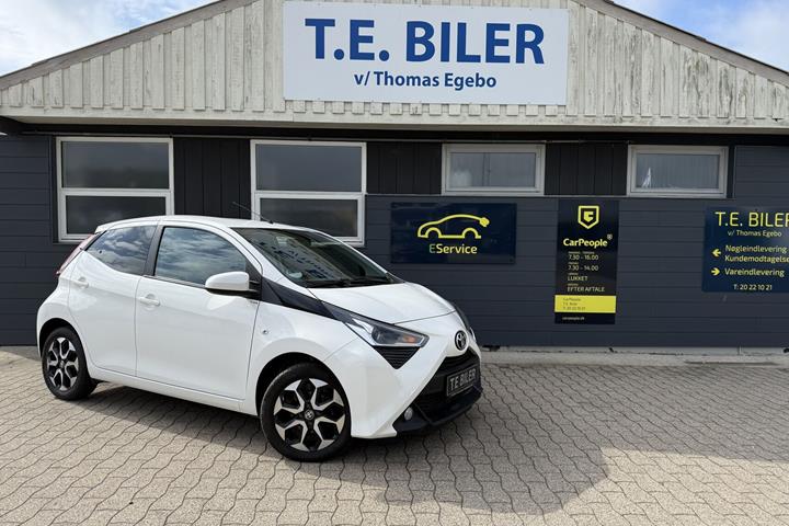 Hvid Toyota Aygo fra 2020 set udefra