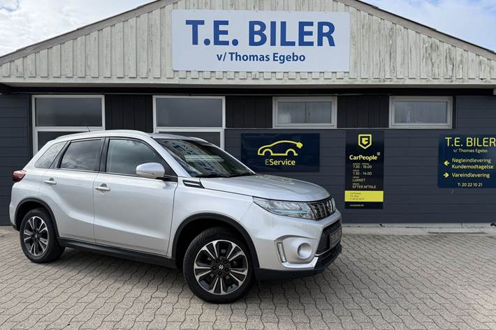 Sølv Suzuki Vitara fra 2021 set udefra