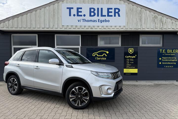 Sølv Suzuki Vitara fra 2021 set udefra