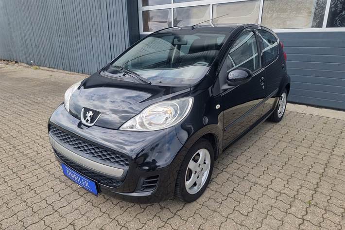 Sort Peugeot 107 fra 2011