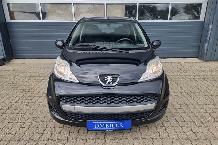 Sort Peugeot 107 fra 2011