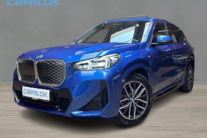Blå BMW iX1 fra 2024 set udefra