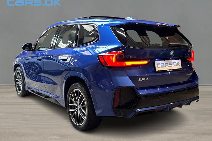 Blå BMW iX1 fra 2024