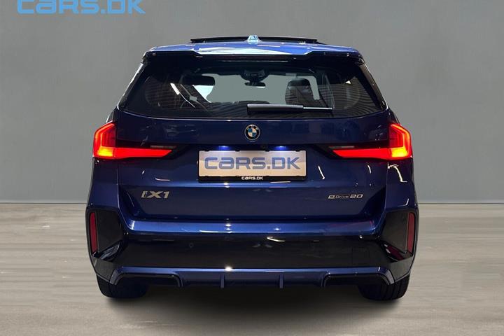 Blå BMW iX1 fra 2024