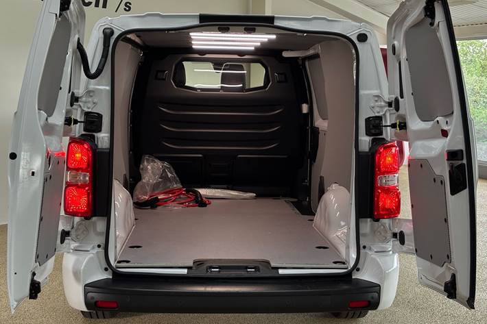 Hvid Peugeot e-Expert fra 2023