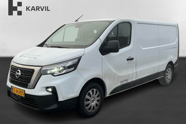 Hvid Nissan Primastar fra 2023 set udefra