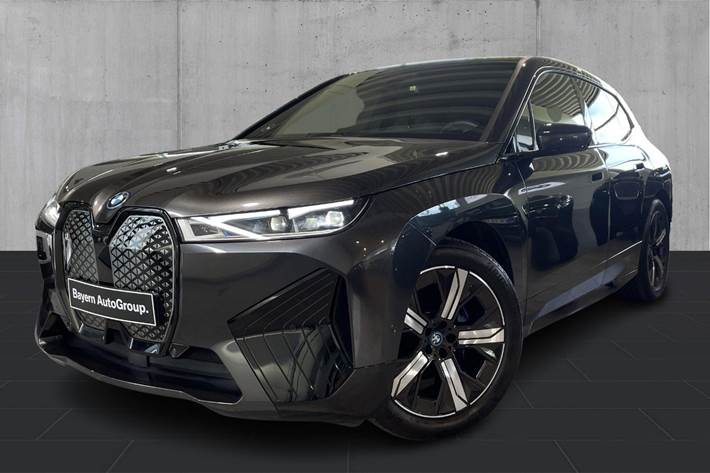 Grå BMW iX fra 2025