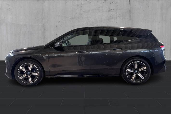 Grå BMW iX fra 2025
