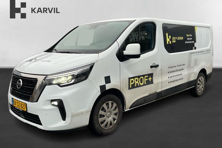 Hvid Nissan Primastar fra 2023 set udefra