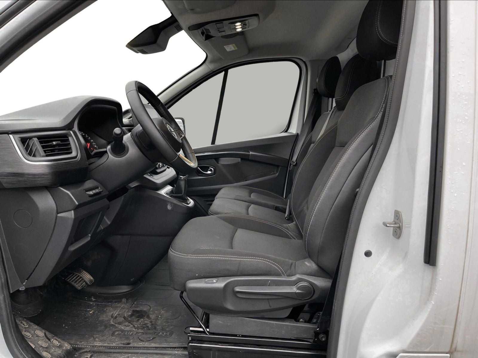 Hvid Nissan Primastar fra 2023
