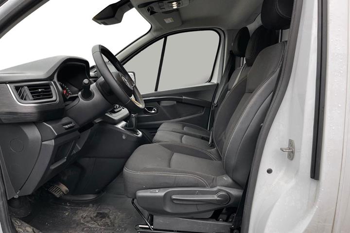 Hvid Nissan Primastar fra 2023