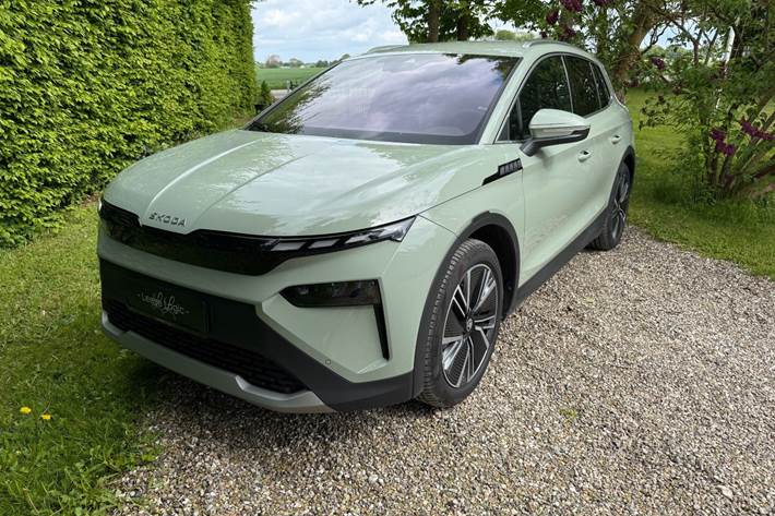 Grøn Skoda Elroq fra 2025 set udefra