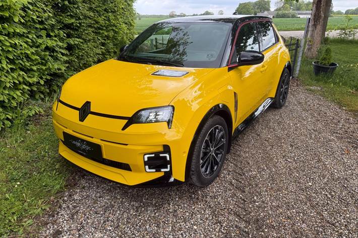 Gul Renault 5 E-Tech fra 2025 set udefra