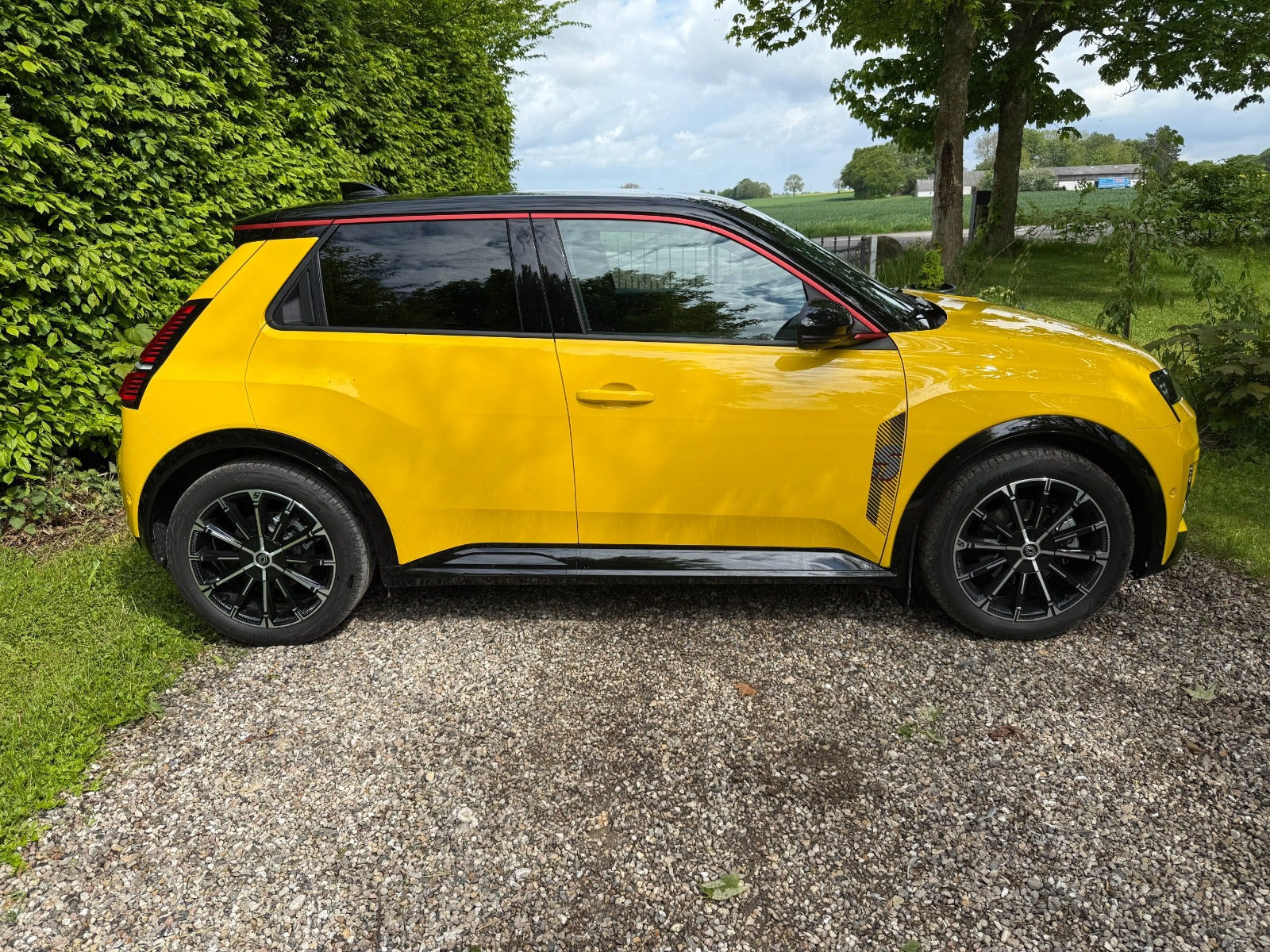Gul Renault 5 E-Tech fra 2025
