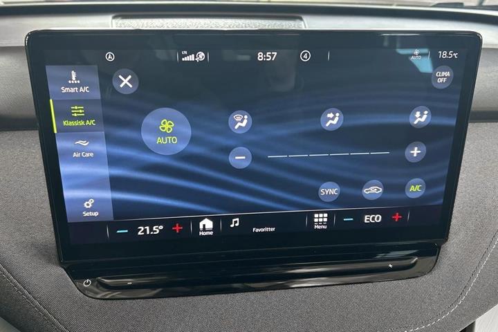 Hvid Skoda Enyaq fra 2023