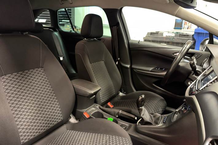 Grå Opel Astra fra 2019