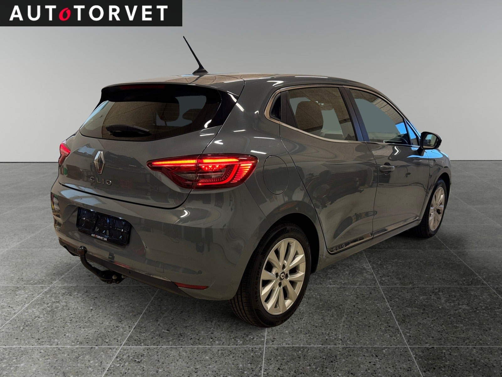 Grå Renault Clio V fra 2020