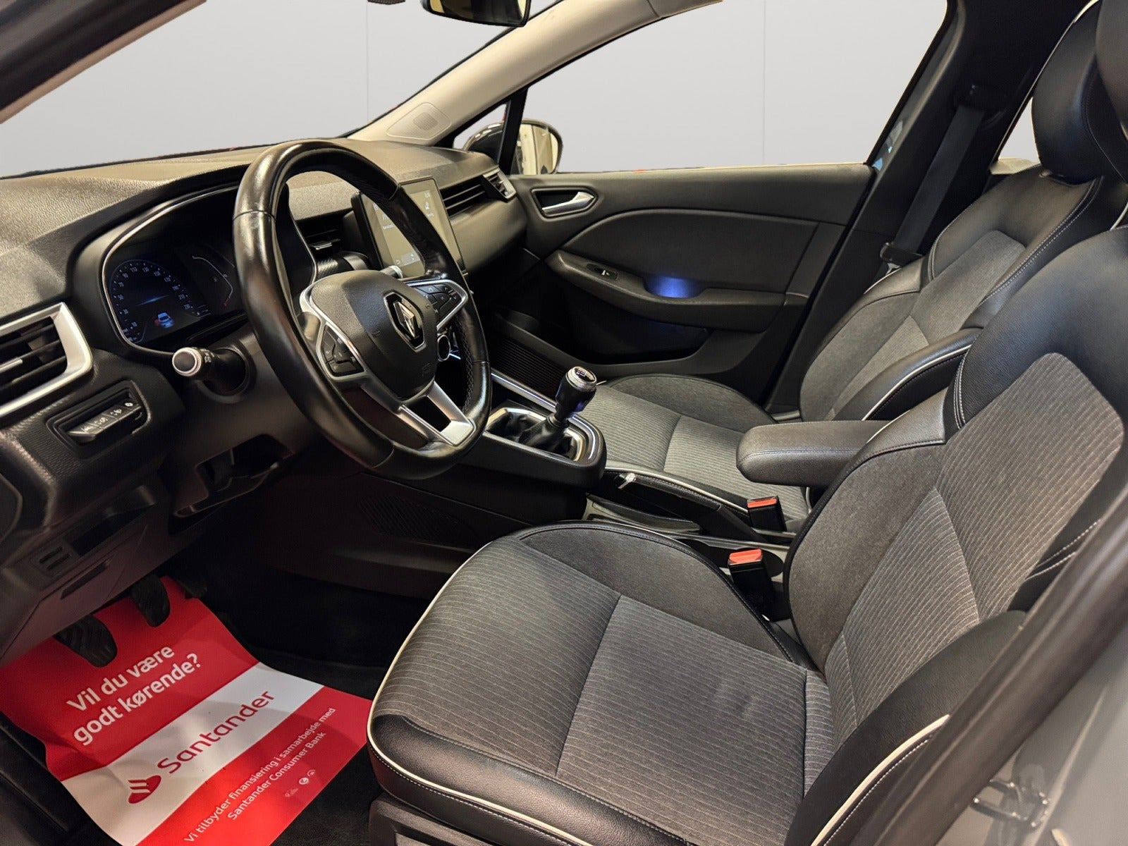 Grå Renault Clio V fra 2020