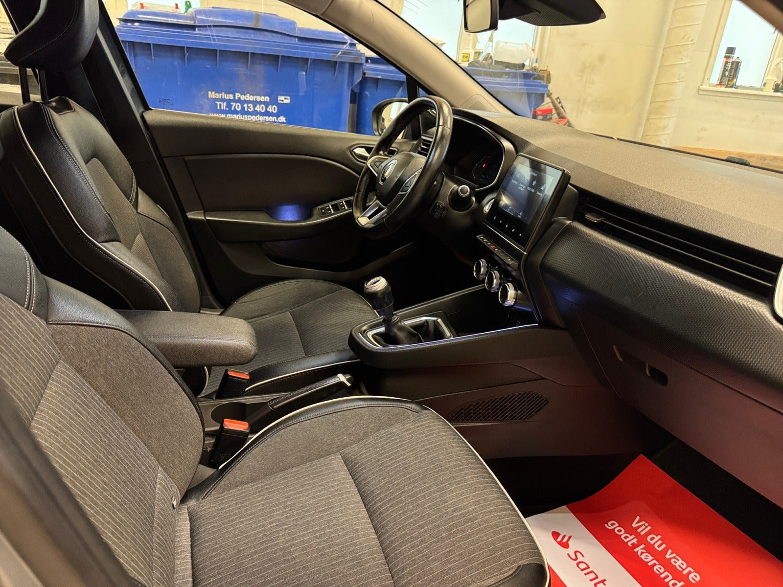 Grå Renault Clio V fra 2020
