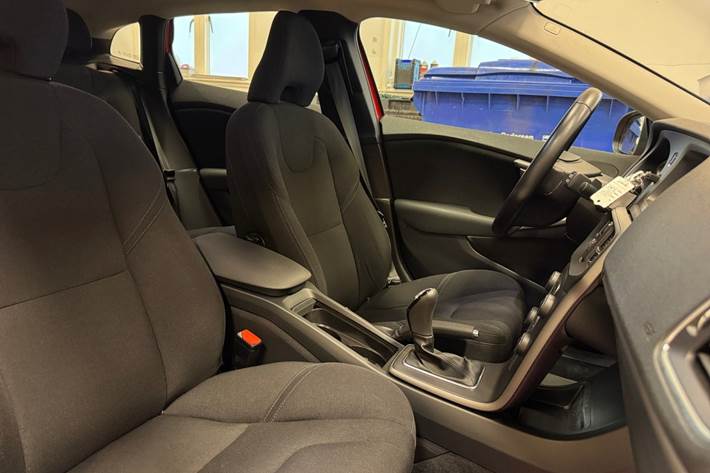 Rød Volvo V40 fra 2017